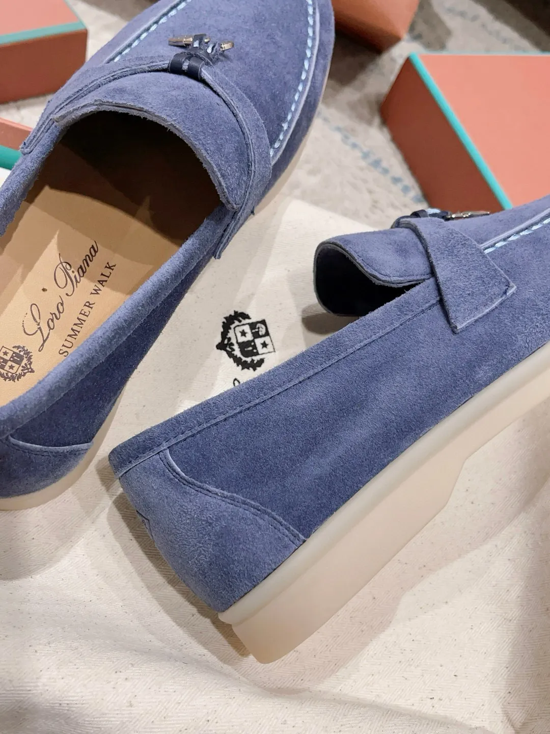 Factory price: 520💰4050 new color. Original purchase, 1⃣️: 1⃣️ folded and developed, Loro Piana professional model to try on feet, quality purchase level, flash sale of common products on the market, welcome to compare, original packaging. Fabric: Imported from Italy🐑High mercerized shearling, Lining: Hand-sewn mark thread in water-dyed cowhide imported from Italy🧵, high-end and elegant. Comfortable on the feet. Size: Women's 35-42 (41, 42) customized, non-returnable, men's 38-45 (46, 47, 48) customized, non-refundable. Fashionable boutiques that you can’t miss, a must-have item